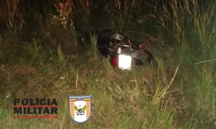 Motorista embriagado colide contra moto e deixa dois gravemente feridos, em Pará de Minas