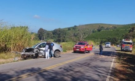 Carro e caminhonete batem de frente e três ficam feridos na MG-167, em Três Pontas