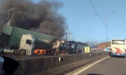 Batida entre carretas fecha BR-381 em Extrema, no Sul de Minas