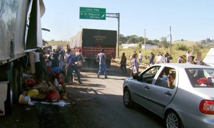 Carga de carreta é saqueada após engavetamento entre 7 veículos que deixou um morto em MG