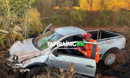 Casal e dois filhos ficam feridos após caminhonete capotar na BR-452 no Triângulo Mineiro