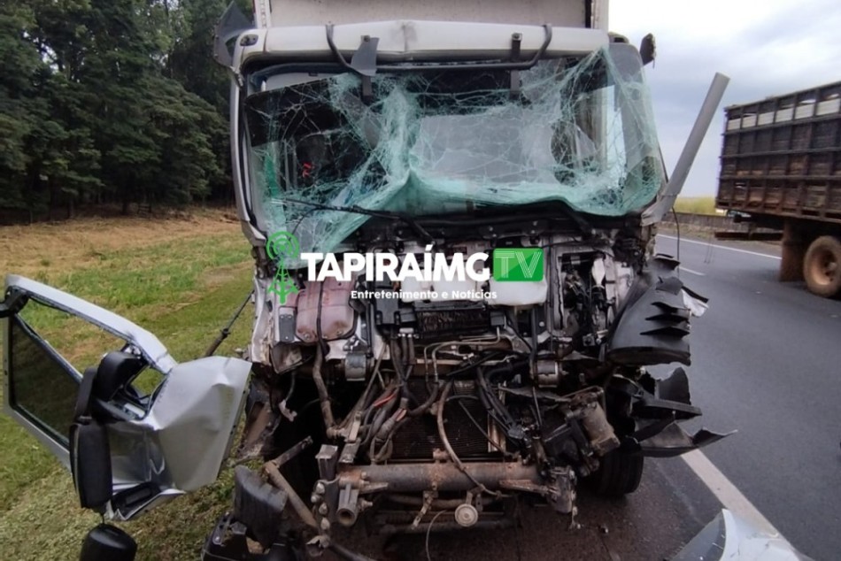 Motorista fica preso às ferragens após caminhão bater na traseira de carreta na BR-050