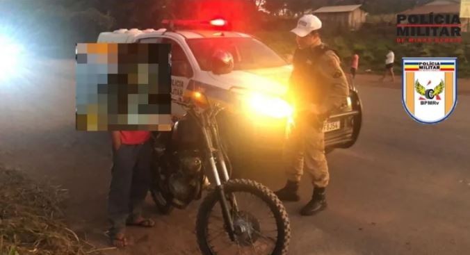 Adolescente é flagrado em moto com chassi raspado, sem placas e de chinelo na BR-494