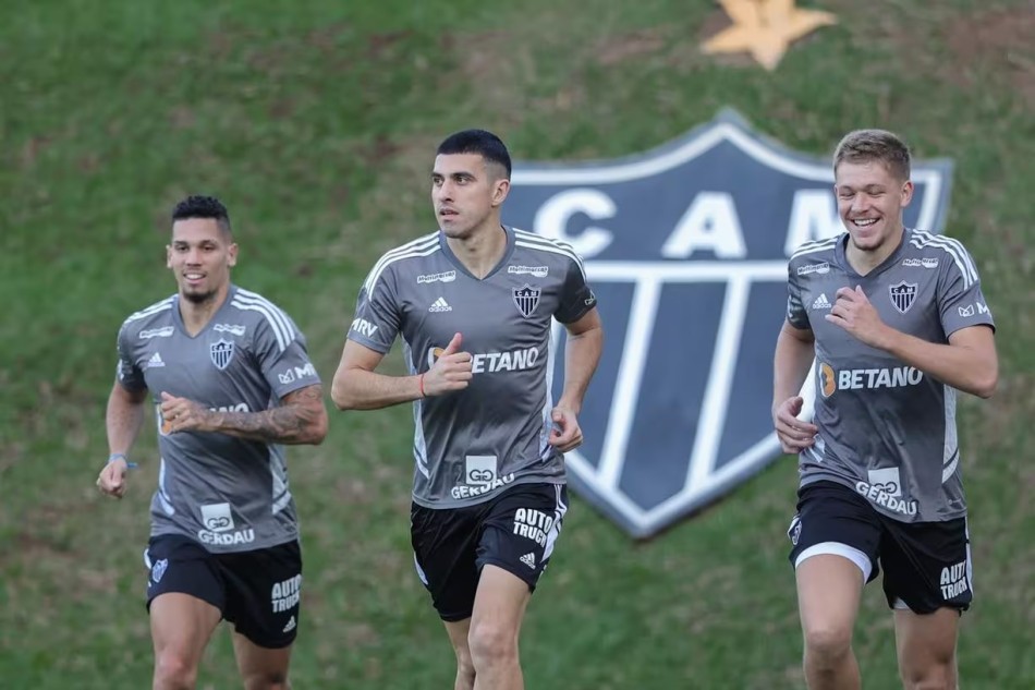 Sem substituto de Coudet, Atlético volta aos treinos na Cidade do Galo