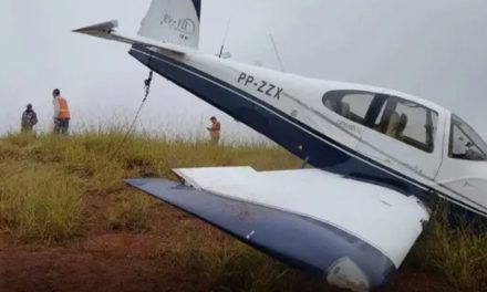 Avião não consegue frear durante pouso e cai em barranco no interior de Minas