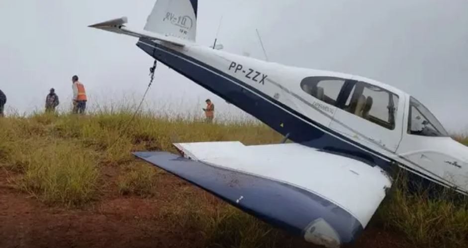 Avião não consegue frear durante pouso e cai em barranco no interior de Minas