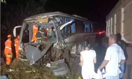 Caminhão bate de frente com ônibus com 46 ocupantes