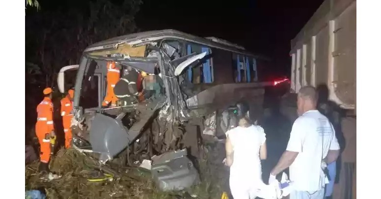 Caminhão bate de frente com ônibus com 46 ocupantes