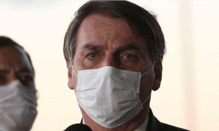 Justiça bloqueia R$ 87 mil de Bolsonaro por multas durante pandemia