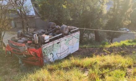 Caminhão cai em barranco na BR-040 e idoso morre em BH