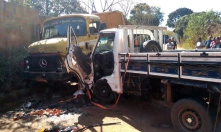 Motorista de 25 anos fica ferido após caminhões baterem de frente no Sul de Minas