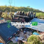 Caminhão carregado com produtos de limpeza tomba após perder os freios na BR-354