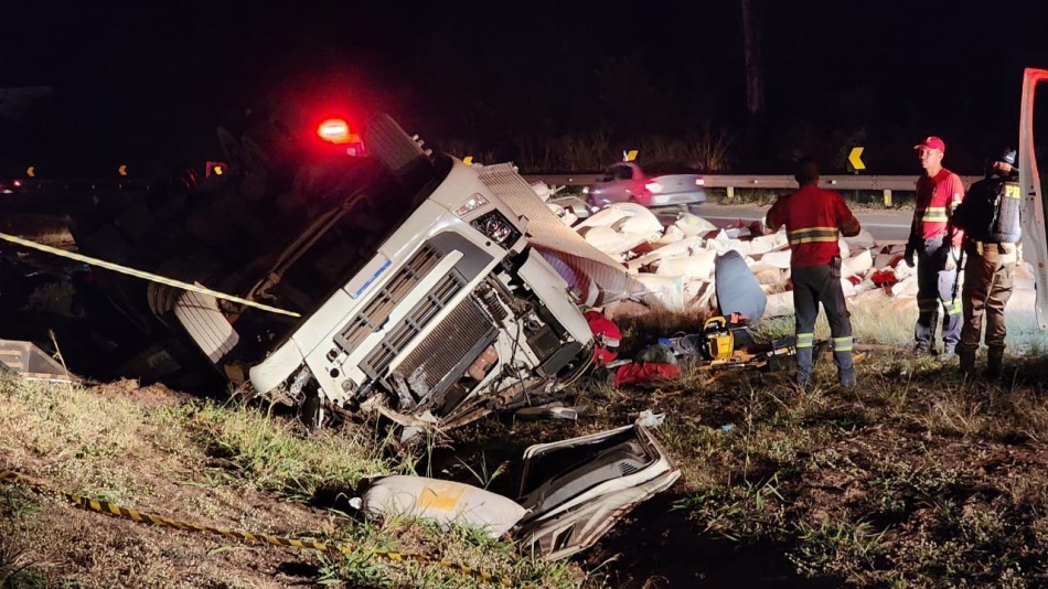Motorista morre após carreta tombar entre Nova Serrana e São Gonçalo do Pará