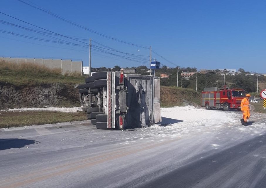 Homem fica ferido após carreta tombar na MG-050, em Formiga