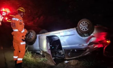 Carro capota após motorista perder controle da direção no Sul de Minas