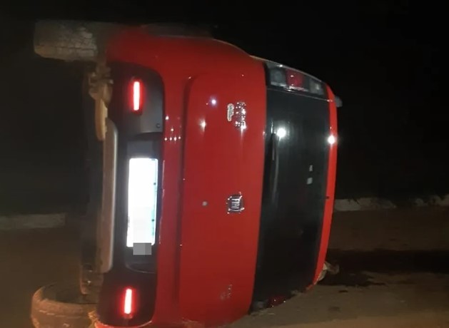 Motorista de 21 anos morre após carro tombar na BR-459