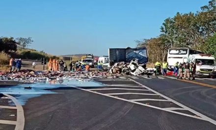 Três pessoas morrem após colisão entre ônibus de turismo e carreta no Norte de Minas