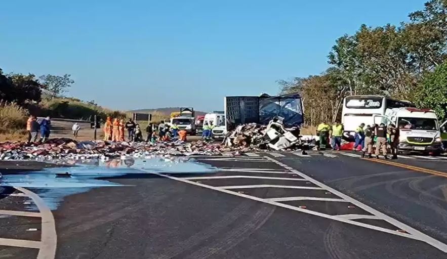 Três pessoas morrem após colisão entre ônibus de turismo e carreta no Norte de Minas