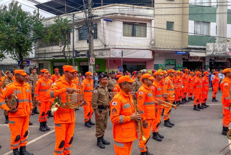 Corpo de Bombeiros realiza desfile cívico-militar no aniversário de 111 anos de Divinópolis