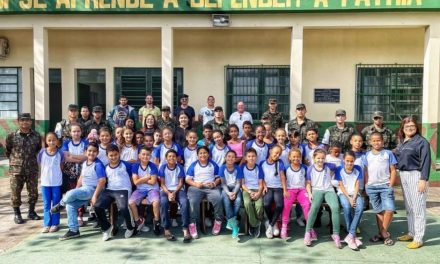 Alunos da Escola Benedita Gomide Leite participam de atividades na sede do Tiro de Guerra