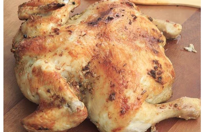 Mulher é acusada de tentar matar o namorado com frango envenenado e vai a júri