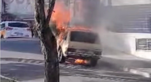 Homem ateia fogo em carro por ‘raiva’ após ser abordado pela polícia em Campo Belo