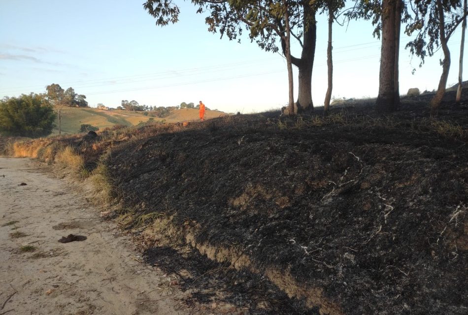 Mulher é presa após colocar fogo em pastagem na comunidade rural de Papagaios, em Formiga