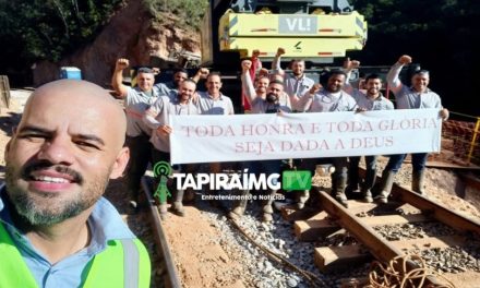 Locomotiva que caiu dentro do Rio Perdição em Tapiraí é retirada após 5 meses