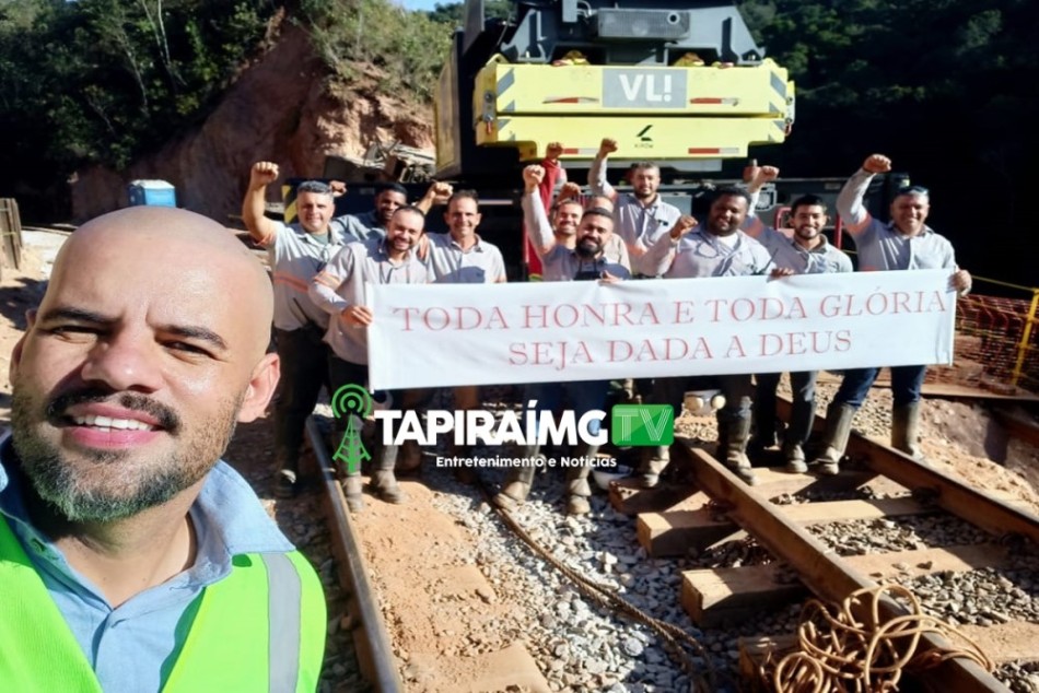 Locomotiva que caiu dentro do Rio Perdição em Tapiraí é retirada após 5 meses