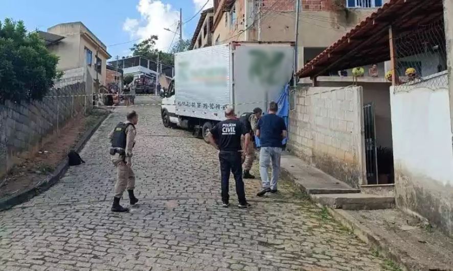 Criança de 7 anos morre após ser prensada contra muro por caminhão