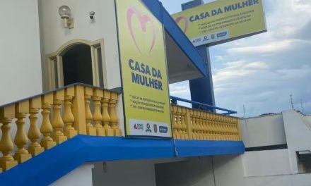 Mulher tem a mandíbula quebrada ao defender filho de homofobia do pai em Minas