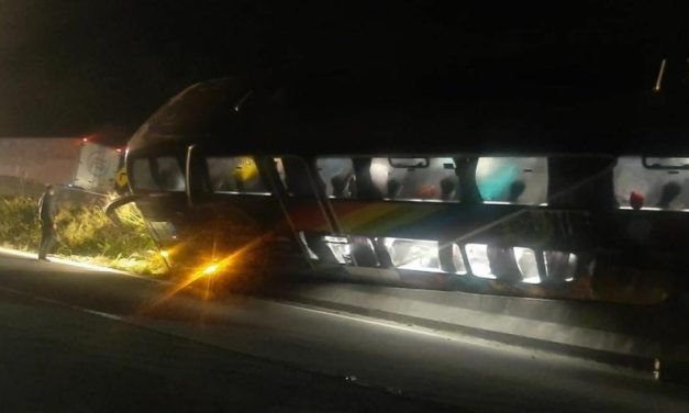 Ônibus com 53 passageiros tomba na BR-381 e interdita rodovia no Sul de Minas