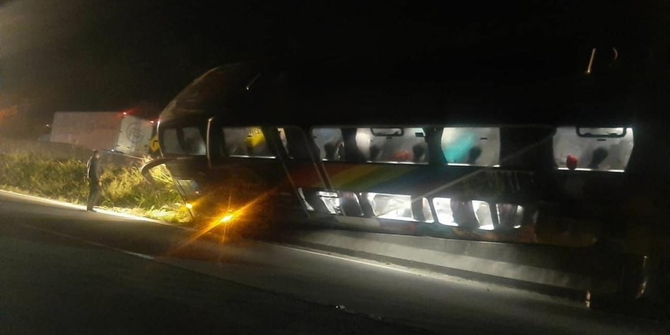 Ônibus com 53 passageiros tomba na BR-381 e interdita rodovia no Sul de Minas