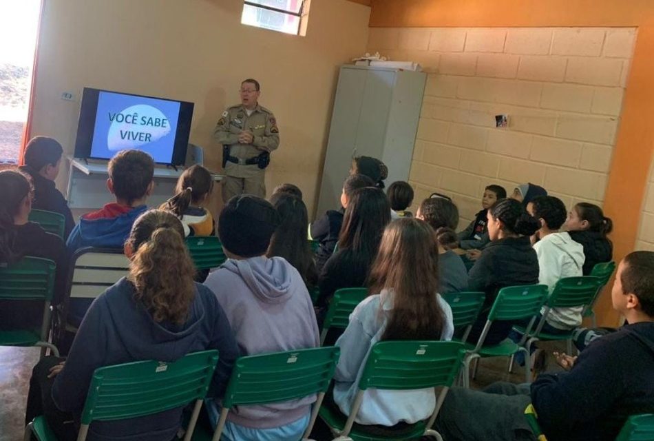 Alunos da Escola Municipal José Antônio do Couto participam de palestra sobre prevenção às drogas