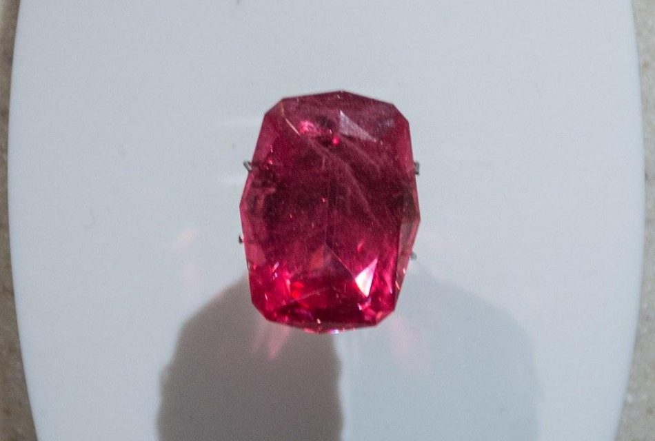 Encontrado em Moçambique, ‘maior rubi da história’ é vendido por R$ 170 milhões