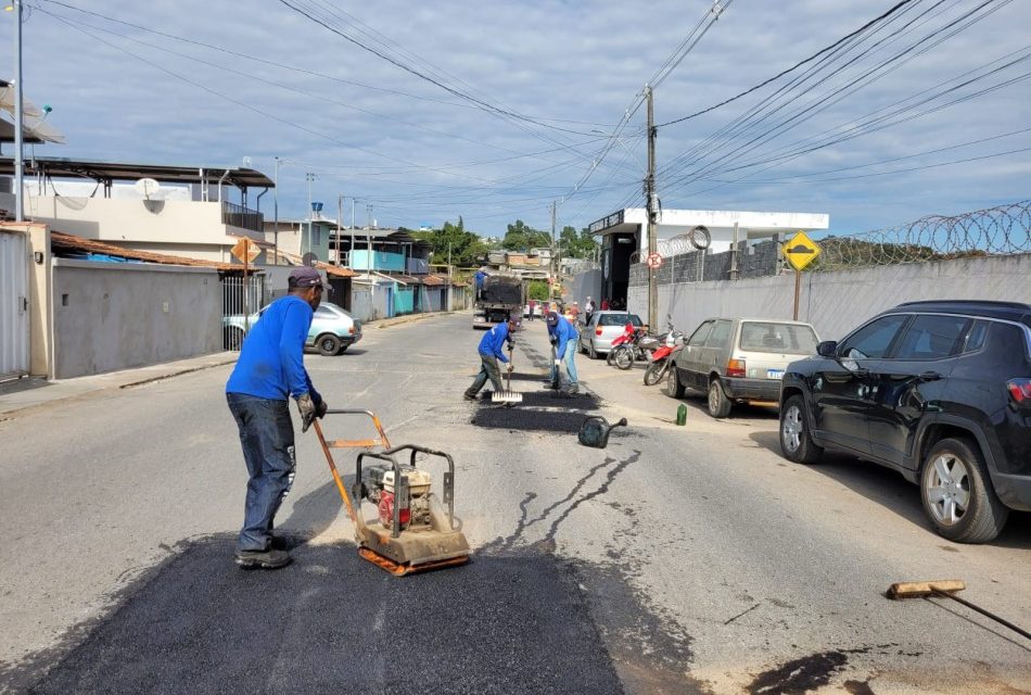 Bairro Água Vermelha recebe operação ‘tapa-buracos’