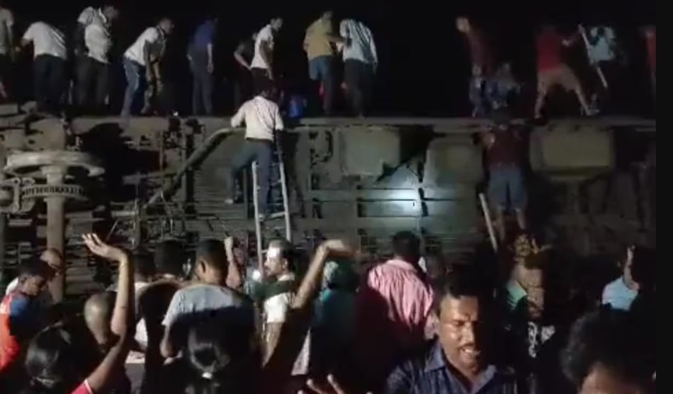 Sobe para 288 o número de mortos em descarrilamento de trem na Índia
