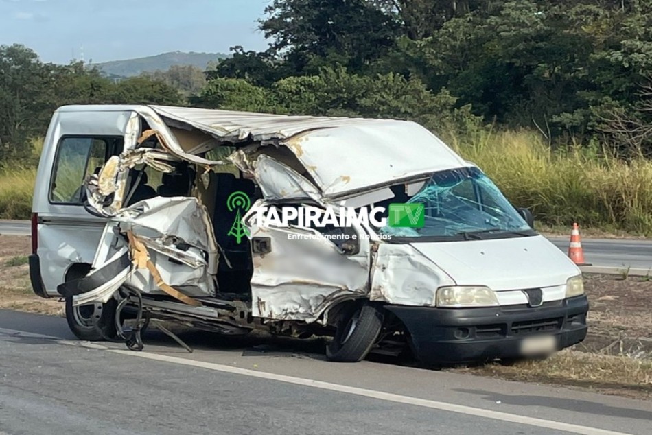 Acidente entre Van e carreta deixa feridos na BR-262, uma vítima foi socorrida por helicóptero