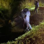 Homem e mulher ficam gravemente feridos após veículo capotar na MG-050, em Formiga