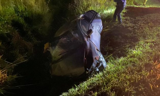 Homem e mulher ficam gravemente feridos após veículo capotar na MG-050, em Formiga