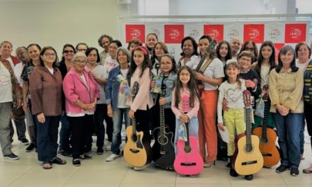 Alunas da Escola de Música Tia Sinara se apresentam pra assistidas e voluntárias da Mão Amiga