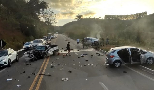 Colisão entre três veículos deixa seis pessoas feridas no Sul de Minas