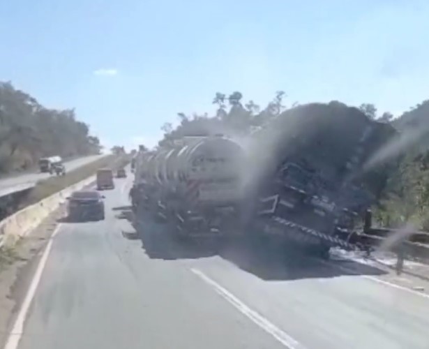 Colisão entre carreta e caminhão interdita trecho da BR-262