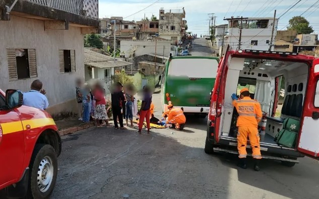 Três ficam feridos ao serem atropelados por ônibus e carro em Alfenas