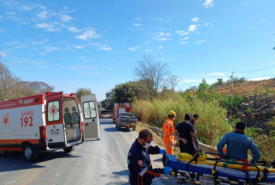 Homem fica gravemente ferido após acidente entre caminhões na BR-354, em Arcos