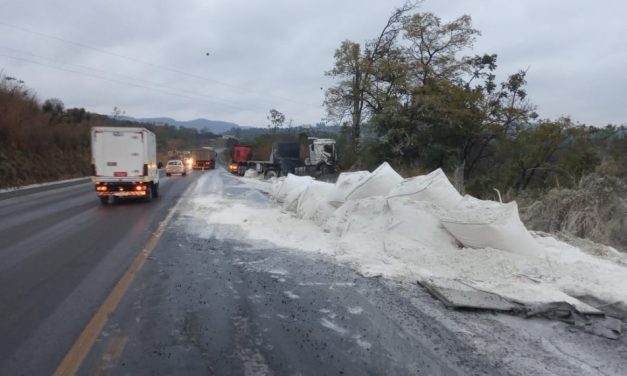 Acidente envolvendo carreta é registrado na BR-354, em Arcos