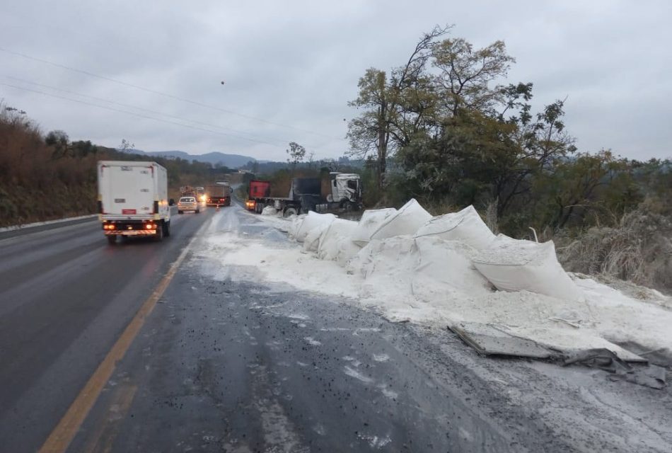 Acidente envolvendo carreta é registrado na BR-354, em Arcos