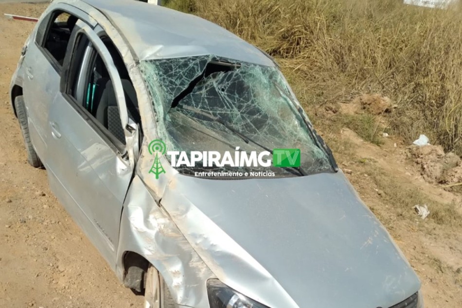 Mulher fica ferida após acidente envolvendo carro e carreta na BR-262, entre Bom Despacho e Nova Serrana