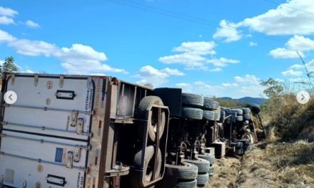 Acidente envolvendo carreta é registrado na BR-354 em Arcos