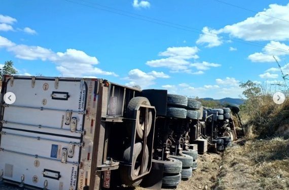 Acidente envolvendo carreta é registrado na BR-354 em Arcos